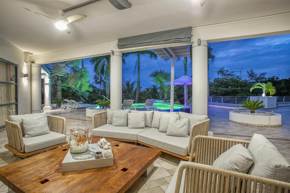 44-LesPalmiersBleus_NightOutdoorLiving_Location villa avec piscine terres basses saint martin